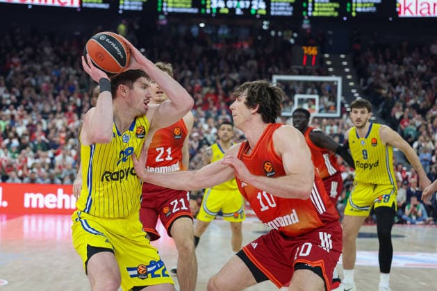 TJ Leaf (Maccabi Rapyd Tel Aviv, 22) mit Justinian Jessup (FC Bayern Basketball, 10) und Justuz Hollatz (FC Bayern Basketball, 21), mit Roman Sorkin (Maccabi Rapyd Tel Aviv, 09), GER, FC Bayern Basketball vs. Maccabi Rapyd Tel Aviv, Basketball, Euroleague, 19. Spieltag, Saison 2025 2026, 02.01.2026, GER, FC Bayern Basketball vs. Maccabi Rapyd Tel Aviv, Basketball, Euroleague, 19. Spieltag, Saison 2025 2026, 02.01.2026 Muenchen Copyright: xEibner-Pressefoto JennixMaulx EP_JML