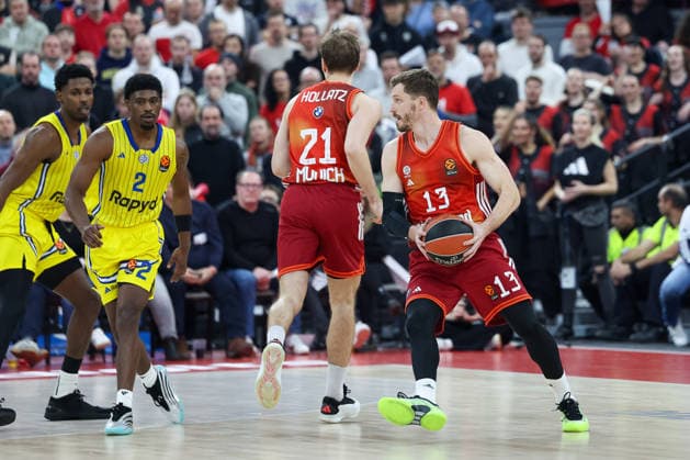 Andreas Obst (FC Bayern Basketball, 13) mit Justuz Hollatz (FC Bayern Basketball, 21) und Jimmy Clark (Maccabi Rapyd Tel Aviv, 02), GER, FC Bayern Basketball vs. Maccabi Rapyd Tel Aviv, Basketball, Euroleague, 19. Spieltag, Saison 2025 2026, 02.01.2026, GER, FC Bayern Basketball vs. Maccabi Rapyd Tel Aviv, Basketball, Euroleague, 19. Spieltag, Saison 2025 2026, 02.01.2026 Muenchen Copyright: xEibner-Pressefoto JennixMaulx EP_JML