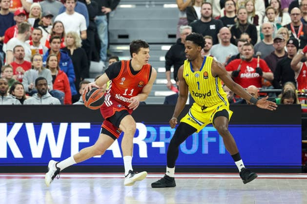 Vladimir Lucic (FC Bayern Basketball, 11) mit Jaylen Hoard (Maccabi Rapyd Tel Aviv, 01), GER, FC Bayern Basketball vs. Maccabi Rapyd Tel Aviv, Basketball, Euroleague, 19. Spieltag, Saison 2025 2026, 02.01.2026, GER, FC Bayern Basketball vs. Maccabi Rapyd Tel Aviv, Basketball, Euroleague, 19. Spieltag, Saison 2025 2026, 02.01.2026 Muenchen Copyright: xEibner-Pressefoto JennixMaulx EP_JML