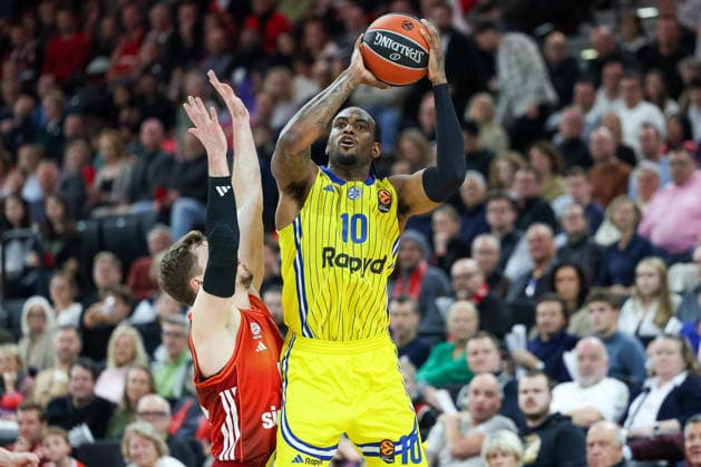 OShae J. Brissett (Maccabi Rapyd Tel Aviv, 10) mit Andreas Obst (FC Bayern Basketball, 13), GER, FC Bayern Basketball vs. Maccabi Rapyd Tel Aviv, Basketball, Euroleague, 19. Spieltag, Saison 2025 2026, 02.01.2026, GER, FC Bayern Basketball vs. Maccabi Rapyd Tel Aviv, Basketball, Euroleague, 19. Spieltag, Saison 2025 2026, 02.01.2026 Muenchen Copyright: xEibner-Pressefoto JennixMaulx EP_JML