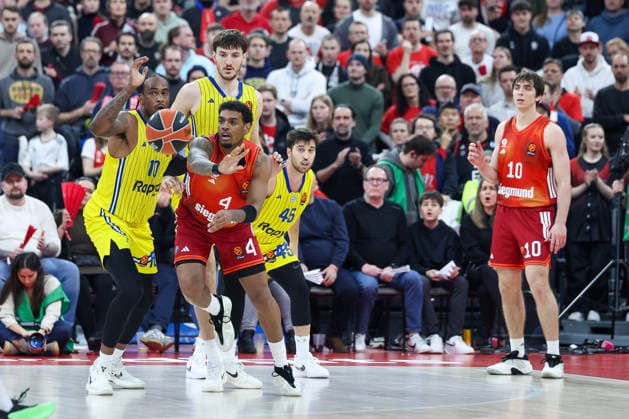 Xavier Rathan-Mayes (FC Bayern Basketball, 04) mit OShae J. Brissett (Maccabi Rapyd Tel Aviv, 10) und Tamir Blatt (Maccabi Rapyd Tel Aviv, 45), mit Roman Sorkin (Maccabi Rapyd Tel Aviv, 09) und Justinian Jessup (FC Bayern Basketball, 10), GER, FC Bayern Basketball vs. Maccabi Rapyd Tel Aviv, Basketball, Euroleague, 19. Spieltag, Saison 2025 2026, 02.01.2026, GER, FC Bayern Basketball vs. Maccabi Rapyd Tel Aviv, Basketball, Euroleague, 19. Spieltag, Saison 2025 2026, 02.01.2026 Muenchen Copyright: xEibner-Pressefoto JennixMaulx EP_JML