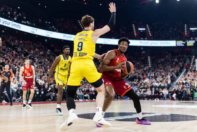 MUNICH, GERMANY - JANUARY 02: Roman Sorkin (Maccabi Tapyd Tel Aviv, 9), David McCormack (FC Bayern Muenchen, 33) with the ball during the Turkish Airlines EuroLeague match between FC Bayern Muenchen vs. Maccabi Tapyd Tel Aviv at SAP Garden on round 18 of Turkish Airlines EuroLeague on January 02, 2026 in Munich, Germany. Bavaria Germany Copyright: xSteffiexWunderlx