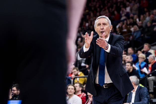 MUNICH, GERMANY - JANUARY 02: Svetislav Pesic (Headcoach FC Bayern Muenchen) complains to the ref during the Turkish Airlines EuroLeague match between FC Bayern Muenchen vs. Maccabi Tapyd Tel Aviv at SAP Garden on round 18 of Turkish Airlines EuroLeague on January 02, 2026 in Munich, Germany. Bavaria Germany Copyright: xSteffiexWunderlx