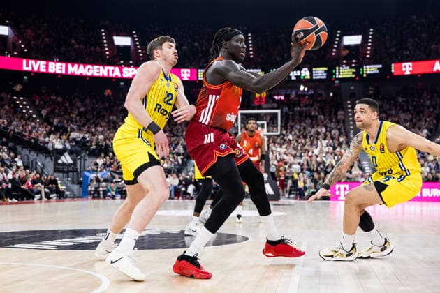 MUNICH, GERMANY - JANUARY 02: TJ Leaf (Maccabi Tapyd Tel Aviv, 22), Wenyen Gabriel (FC Bayern Muenchen, 32) with the ball, Iffe Lundberg (Maccabi Tapyd Tel Aviv, 0) during the Turkish Airlines EuroLeague match between FC Bayern Muenchen vs. Maccabi Tapyd Tel Aviv at SAP Garden on round 18 of Turkish Airlines EuroLeague on January 02, 2026 in Munich, Germany. Bavaria Germany Copyright: xSteffiexWunderlx