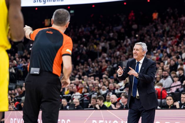 MUNICH, GERMANY - JANUARY 02: Svetislav Pesic (Headcoach FC Bayern Muenchen) complains to the ref during the Turkish Airlines EuroLeague match between FC Bayern Muenchen vs. Maccabi Tapyd Tel Aviv at SAP Garden on round 18 of Turkish Airlines EuroLeague on January 02, 2026 in Munich, Germany. Bavaria Germany Copyright: xSteffiexWunderlx