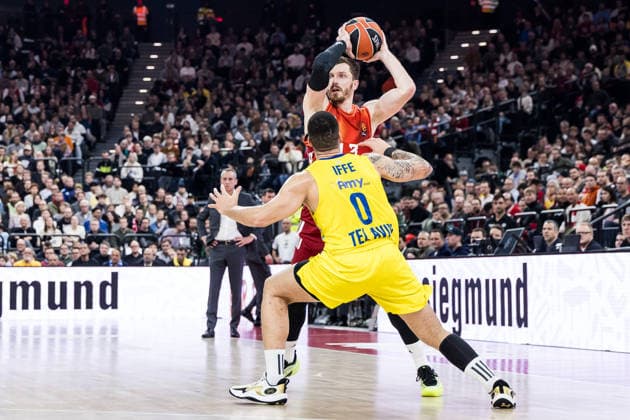 MUNICH, GERMANY - JANUARY 02: Andreas Andi Obst (FC Bayern Muenchen, 13) with the ball, Iffe Lundberg (Maccabi Tapyd Tel Aviv, 0) during the Turkish Airlines EuroLeague match between FC Bayern Muenchen vs. Maccabi Tapyd Tel Aviv at SAP Garden on round 18 of Turkish Airlines EuroLeague on January 02, 2026 in Munich, Germany. Bavaria Germany Copyright: xSteffiexWunderlx