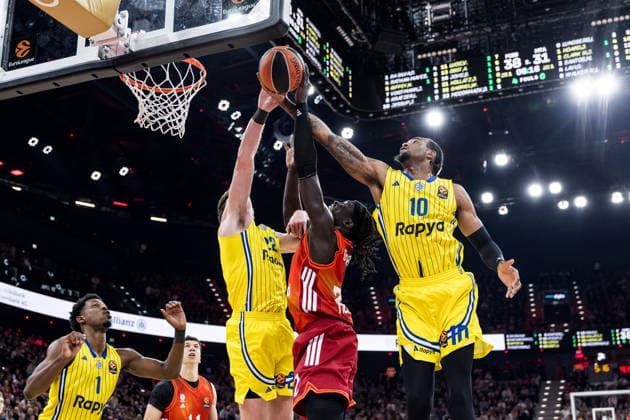 MUNICH, GERMANY - JANUARY 02: TJ Leaf (Maccabi Tapyd Tel Aviv, 22), Wenyen Gabriel (FC Bayern Muenchen, 32) and O Shae J Brissett (Maccabi Tapyd Tel Aviv, 10) battle for the ball during the Turkish Airlines EuroLeague match between FC Bayern Muenchen vs. Maccabi Tapyd Tel Aviv at SAP Garden on round 18 of Turkish Airlines EuroLeague on January 02, 2026 in Munich, Germany. Bavaria Germany Copyright: xSteffiexWunderlx