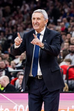 MUNICH, GERMANY - JANUARY 02: Svetislav Pesic (Headcoach FC Bayern Muenchen) talks to the ref during the Turkish Airlines EuroLeague match between FC Bayern Muenchen vs. Maccabi Tapyd Tel Aviv at SAP Garden on round 18 of Turkish Airlines EuroLeague on January 02, 2026 in Munich, Germany. Bavaria Germany Copyright: xSteffiexWunderlx