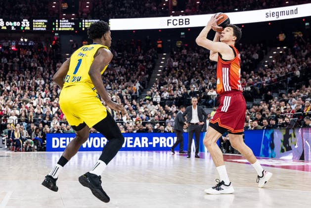 MUNICH, GERMANY - JANUARY 02: Jaylen Hoard (Maccabi Tapyd Tel Aviv, 1), Vladimir Lucic (FC Bayern Muenchen, 11) with the ball during the Turkish Airlines EuroLeague match between FC Bayern Muenchen vs. Maccabi Tapyd Tel Aviv at SAP Garden on round 18 of Turkish Airlines EuroLeague on January 02, 2026 in Munich, Germany. Bavaria Germany Copyright: xSteffiexWunderlx
