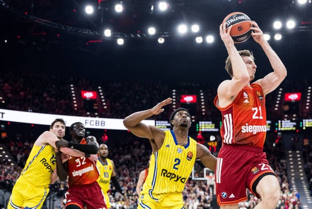 MUNICH, GERMANY - JANUARY 02: Jimmy Clark III (Maccabi Tapyd Tel Aviv, 2), Justus Hollatz (FC Bayern Muenchen, 21) with the ball during the Turkish Airlines EuroLeague match between FC Bayern Muenchen vs. Maccabi Tapyd Tel Aviv at SAP Garden on round 18 of Turkish Airlines EuroLeague on January 02, 2026 in Munich, Germany. Bavaria Germany Copyright: xSteffiexWunderlx