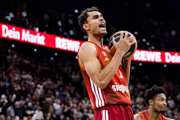 MUNICH, GERMANY - JANUARY 02: Oscar da Silva (FC Bayern Muenchen, 1) cheers holding the ball during the Turkish Airlines EuroLeague match between FC Bayern Muenchen vs. Maccabi Tapyd Tel Aviv at SAP Garden on round 18 of Turkish Airlines EuroLeague on January 02, 2026 in Munich, Germany. Bavaria Germany Copyright: xSteffiexWunderlx