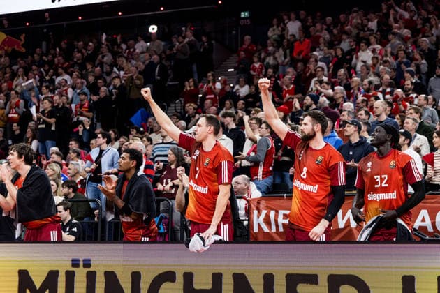MUNICH, GERMANY - JANUARY 02: The FC Bayern Muenchen bench cheers Johannes Voigtmann (FC Bayern Muenchen, 7), Leon Kratzer (FC Bayern Muenchen, 8), Wenyen Gabriel (FC Bayern Muenchen, 32) during the Turkish Airlines EuroLeague match between FC Bayern Muenchen vs. Maccabi Tapyd Tel Aviv at SAP Garden on round 18 of Turkish Airlines EuroLeague on January 02, 2026 in Munich, Germany. Bavaria Germany Copyright: xSteffiexWunderlx