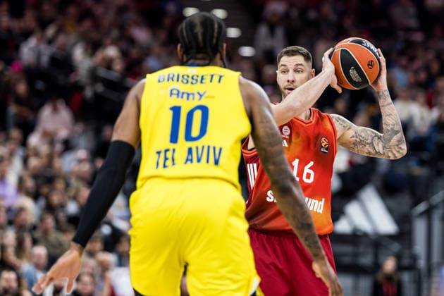 MUNICH, GERMANY - JANUARY 02: O Shae J Brissett (Maccabi Tapyd Tel Aviv, 10), Stefan Jovic (FC Bayern Muenchen, 16) with the ball during the Turkish Airlines EuroLeague match between FC Bayern Muenchen vs. Maccabi Tapyd Tel Aviv at SAP Garden on round 18 of Turkish Airlines EuroLeague on January 02, 2026 in Munich, Germany. Bavaria Germany Copyright: xSteffiexWunderlx