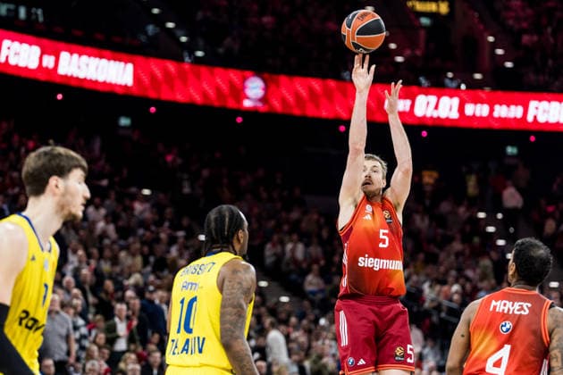 MUNICH, GERMANY - JANUARY 02: Niels Giffey (FC Bayern Muenchen, 5) with the ball during the Turkish Airlines EuroLeague match between FC Bayern Muenchen vs. Maccabi Tapyd Tel Aviv at SAP Garden on round 18 of Turkish Airlines EuroLeague on January 02, 2026 in Munich, Germany. Bavaria Germany Copyright: xSteffiexWunderlx