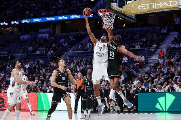 January 2, 2026, Madrid, Madrid, Spain: Walter Tavares of Real Madrid and Justin Anderson of Dubai Basketball in action during the Turkish Airlines EuroLeague Regular Season Round 19 match between Real Madrid and Dubai Basketball at Movistar Arena on January 02 2026, in Madrid, Spain. Madrid Spain - ZUMAa181 20260102_zaa_a181_217 Copyright: xIrinaxR.xHipolitox