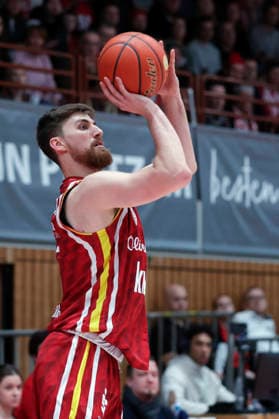 In the picture Ryan Schwieger Wuerzburg Baskets, 15 with the three-pointer 02 01 2026, Fitness First Wuerzburg Baskets vs Veolia Towers Hamburg, easyCredit BBL, Matchday 14, Germany, 97072, tectake Arena Wuerzburg, Copyright: HMBxMedia xJulienxBecker