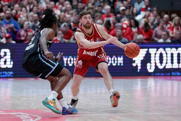 In the picture from left Leonard Thorpe Jr Veolia Towers Hamburg, 2 against Ryan Schwieger Wuerzburg Baskets, 15 on the ball 02 01 2026, Fitness First Wuerzburg Baskets vs Veolia Towers Hamburg, easyCredit BBL, 14 Matchday, Germany, 97072, tectake Arena Wuerzburg, Copyright: HMBxMedia xJulienxBecker