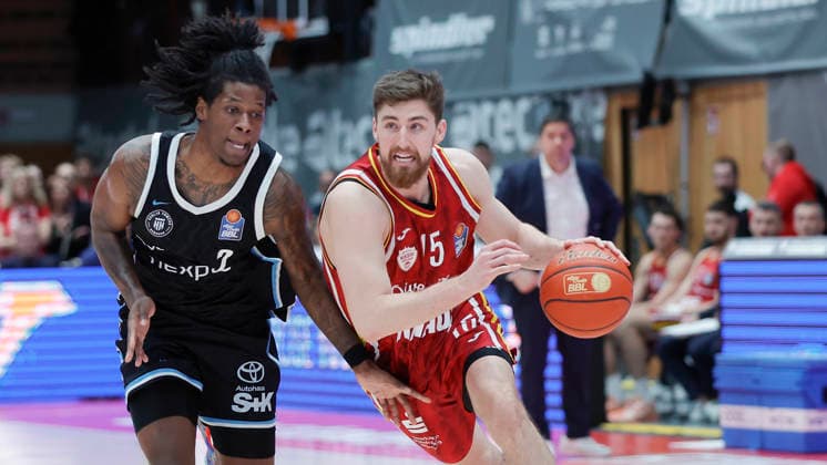 In the picture from left Leonard Thorpe Jr Veolia Towers Hamburg, 2 against Ryan Schwieger Wuerzburg Baskets, 15 on the ball 02 01 2026, Fitness First Wuerzburg Baskets vs Veolia Towers Hamburg, easyCredit BBL, 14 Matchday, Germany, 97072, tectake Arena Wuerzburg, Copyright: HMBxMedia xJulienxBecker