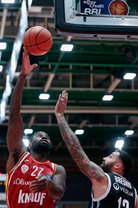 In the picture from left Eddy Edigin Wuerzburg Baskets, 27 with the basketball against Martin Breunig Veolia Towers Hamburg, 13 02 01 2026, Fitness First Wuerzburg Baskets vs Veolia Towers Hamburg, easyCredit BBL, Matchday 14, Germany, 97072, tectake Arena Wuerzburg, Copyright: HMBxMedia xJulienxBecker