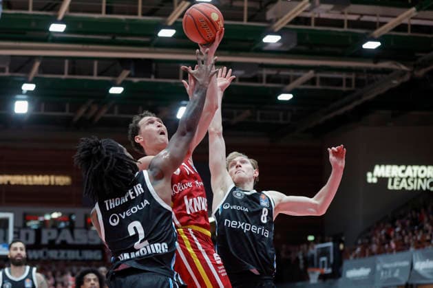 In the picture from left Leonard Thorpe Jr Veolia Towers Hamburg, 2 , the basket shot of Brae Ivey Wuerzburg Baskets, 11 and Jared Grey Veolia Towers Hamburg, 8 02 01 2026, Fitness First Wuerzburg Baskets vs Veolia Towers Hamburg, easyCredit BBL, Matchday 14, Germany, 97072, tectake Arena Wuerzburg, Copyright: HMBxMedia xJulienxBecker