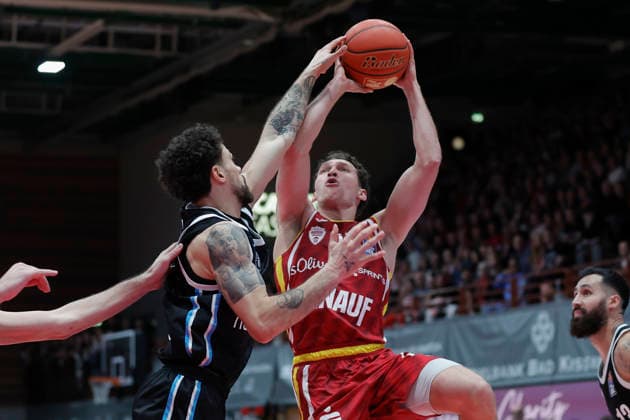 In the picture from left Davon Daniels IV Veolia Towers Hamburg, 21 against Brae Iveys basket shot Wuerzburg Baskets, 11 02 01 2026, Fitness First Wuerzburg Baskets vs Veolia Towers Hamburg, easyCredit BBL, Matchday 14, Germany, 97072, tectake Arena Wuerzburg, Copyright: HMBxMedia xJulienxBecker