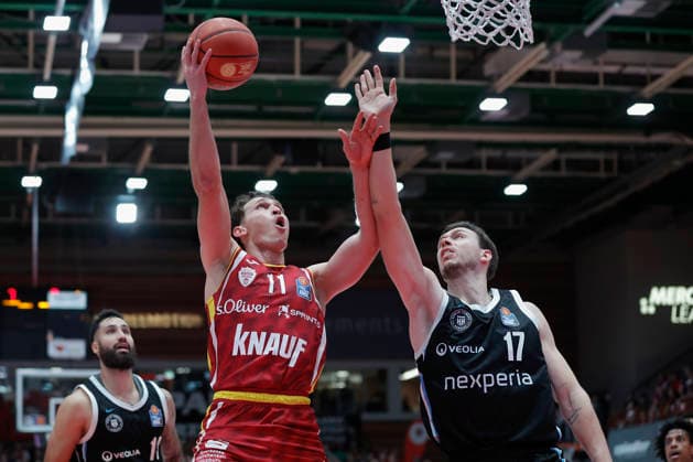 In the picture from left Brae Ivey Wuerzburg Baskets, 11 with the basketball against Niklas Wimberg Veolia Towers Hamburg, 17 02 01 2026, Fitness First Wuerzburg Baskets vs Veolia Towers Hamburg, easyCredit BBL, 14 Matchday, Germany, 97072, tectake Arena Wuerzburg, Copyright: HMBxMedia xJulienxBecker
