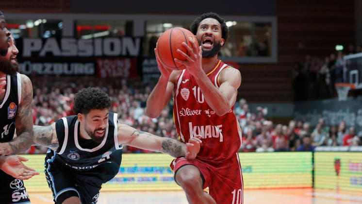 In the picture from left Davon Daniels IV Veolia Towers Hamburg, 21 against the basket shot of Davion Mintz Wuerzburg Baskets, 10 02 01 2026, Fitness First Wuerzburg Baskets vs Veolia Towers Hamburg, easyCredit BBL, Matchday 14, Germany, 97072, tectake Arena Wuerzburg, Copyright: HMBxMedia xJulienxBecker