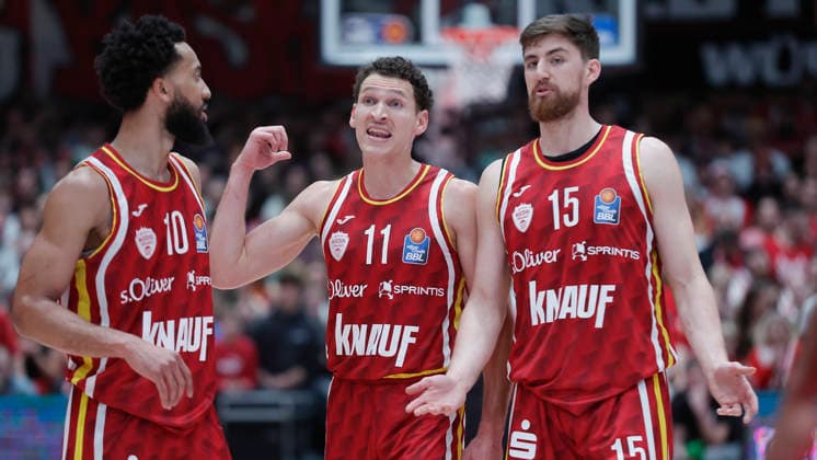 In the picture from left Davion Mintz Wuerzburg Baskets, 10 , Brae Ivey Wuerzburg Baskets, 11 and Ryan Schwieger Wuerzburg Baskets, 15 discuss 02 01 2026, Fitness First Wuerzburg Baskets vs Veolia Towers Hamburg, easyCredit BBL, Matchday 14, Germany, 97072, tectake Arena Wuerzburg, Copyright: HMBxMedia xJulienxBecker