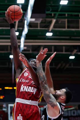 In the picture from left Charles Thompson Wuerzburg Baskets, 32 with the basketball against Martin Breunig Veolia Towers Hamburg, 13 02 01 2026, Fitness First Wuerzburg Baskets vs Veolia Towers Hamburg, easyCredit BBL, Matchday 14, Germany, 97072, tectake Arena Wuerzburg, Copyright: HMBxMedia xJulienxBecker