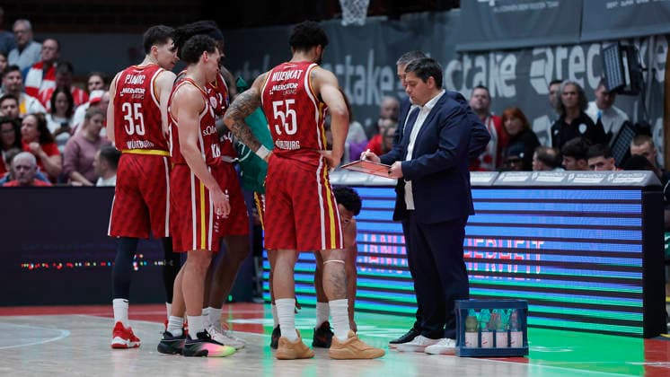In the picture time-out discussion with Head Coach Sasa Filipovski Wuerzburg Baskets , right in the picture, at Wuerzburg Baskets 02 01 2026, Fitness First Wuerzburg Baskets vs Veolia Towers Hamburg, easyCredit BBL, Matchday 14, Germany, 97072, tectake Arena Wuerzburg, Copyright: HMBxMedia xJulienxBecker
