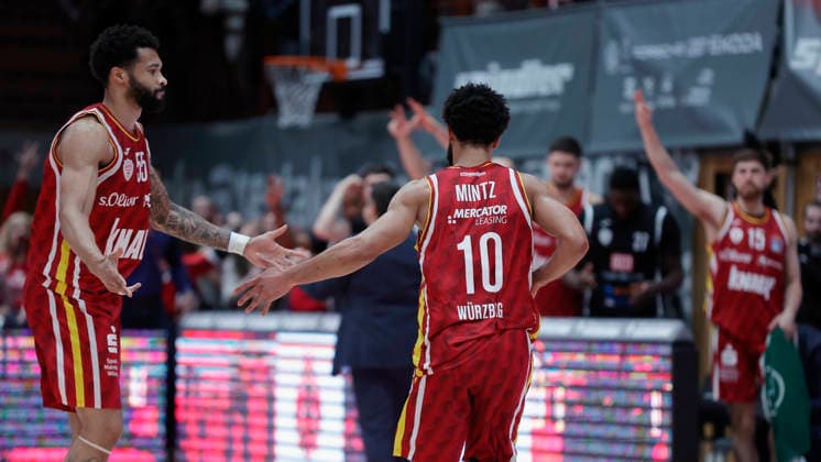 In the picture David Muenkat Wuerzburg Baskets, 55 , Davion Mintz Wuerzburg Baskets, 10 and the Wuerzburg Baskets bench after a successful three-pointer 02 01 2026, Fitness First Wuerzburg Baskets vs Veolia Towers Hamburg, easyCredit BBL, Matchday 14, Germany, 97072, tectake Arena Wuerzburg, Copyright: HMBxMedia xJulienxBecker