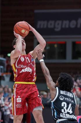 In the picture from left Brae Ivey Wuerzburg Baskets, 11 with the basket shot against Ross Williams Veolia Towers Hamburg, 34 02 01 2026, Fitness First Wuerzburg Baskets vs Veolia Towers Hamburg, easyCredit BBL, Matchday 14, Germany, 97072, tectake Arena Wuerzburg, Copyright: HMBxMedia xJulienxBecker