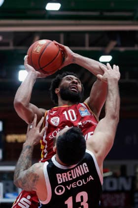 In the picture from left Davion Mintz Wuerzburg Baskets, 10 with the basketball against Martin Breunig Veolia Towers Hamburg, 13 02 01 2026, Fitness First Wuerzburg Baskets vs Veolia Towers Hamburg, easyCredit BBL, 14 Matchday, Germany, 97072, tectake Arena Wuerzburg, Copyright: HMBxMedia xJulienxBecker