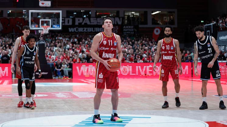 In the picture Brae Ivey Wuerzburg Baskets, 11 with the free throws 02 01 2026, Fitness First Wuerzburg Baskets vs Veolia Towers Hamburg, easyCredit BBL, Matchday 14, Germany, 97072, tectake Arena Wuerzburg, Copyright: HMBxMedia xJulienxBecker