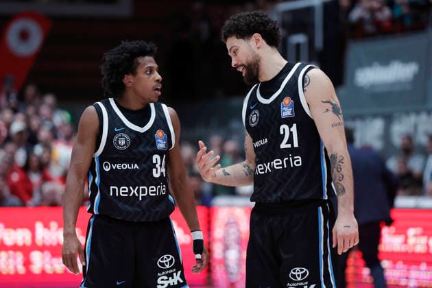 In the picture from left Ross Williams Veolia Towers Hamburg, 34 and Davon Daniels IV Veolia Towers Hamburg, 21 talk 02 01 2026, Fitness First Wuerzburg Baskets vs Veolia Towers Hamburg, easyCredit BBL, Matchday 14, Germany, 97072, tectake Arena Wuerzburg, Copyright: HMBxMedia xJulienxBecker