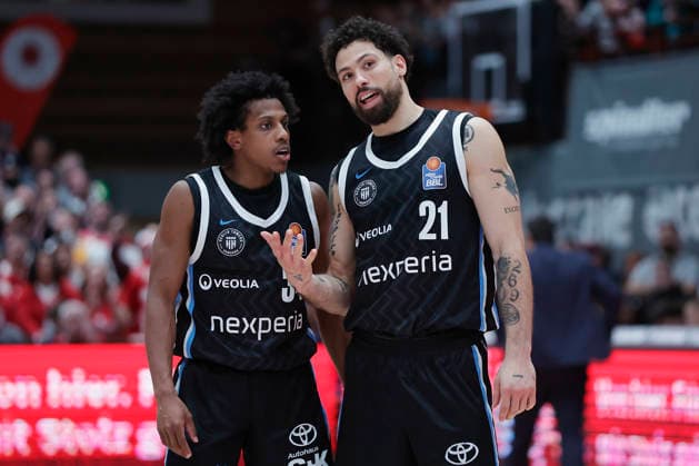 In the picture from left Ross Williams Veolia Towers Hamburg, 34 and Davon Daniels IV Veolia Towers Hamburg, 21 talk 02 01 2026, Fitness First Wuerzburg Baskets vs Veolia Towers Hamburg, easyCredit BBL, Matchday 14, Germany, 97072, tectake Arena Wuerzburg, Copyright: HMBxMedia xJulienxBecker