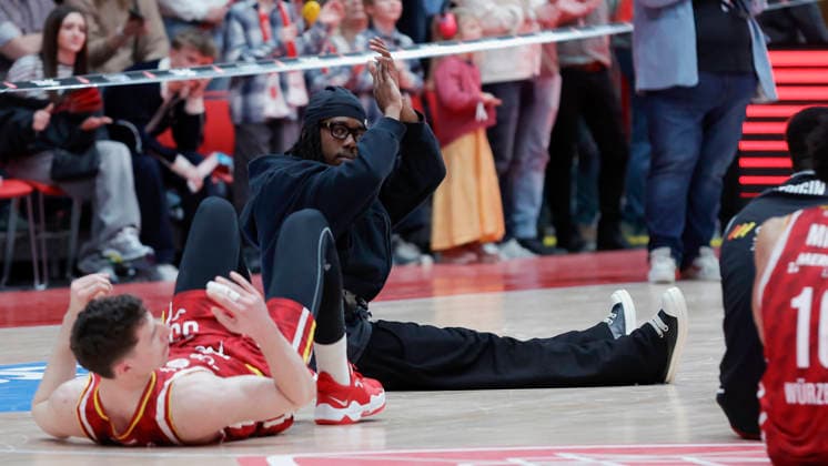 In the picture The injured Marcus Carr Wuerzburg Baskets, 5 after the victory of his team 02 01 2026, Fitness First Wuerzburg Baskets vs Veolia Towers Hamburg, easyCredit BBL, Matchday 14, Germany, 97072, tectake Arena Wuerzburg, Copyright: HMBxMedia xJulienxBecker