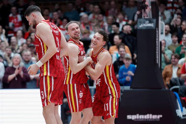 In the picture Leo Saffer Wuerzburg Baskets, 3 , Lukas Herzog Wuerzburg Baskets, 1 and Brae Ivey Wuerzburg Baskets, 11 02 01 2026, Fitness First Wuerzburg Baskets vs Veolia Towers Hamburg, easyCredit BBL, Matchday 14, Germany, 97072, tectake Arena Wuerzburg, Copyright: HMBxMedia xJulienxBecker