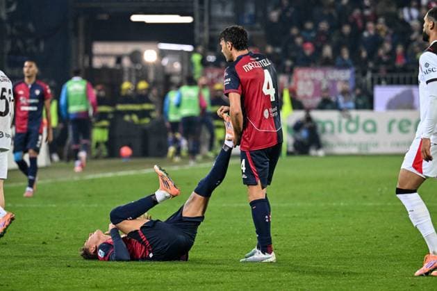 Sebastiano Esposito of Cagliari Calcio, Luca Mazzitelli of Cagliari Calcio, Infortunio during Cagliari Calcio vs AC Milan, Italian soccer Serie A match in Cagliari, Italy, January 02 2026  Copyright: xLuigixCanu IPAxSportx xipa-agency.netx xx IPA_69630648 IPA_Agency_IPA69630648