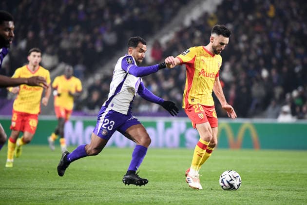 Toulouse FC v RC Lens - Ligue 1 McDonald s 2025 2026 23 Cristian CASSERES JR (tfc) - 28 Adrien THOMASSON (rcl) during the Ligue 1 McDonald s match between Toulouse and Lens at Stadium de Toulouse on January 2, 2026 in Toulouse, France. Toulouse France  Copyright: xFEPx 776348241