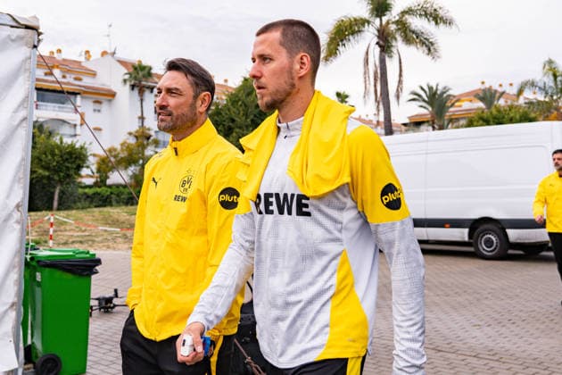 Waldemar Anton (Borussia Dortmund, 3) und Robert Kovac Winter-Trainingslager Borussia Dortmund in Marbella, Spanien, Tag 1 am 02.01.2026 *** Waldemar Anton Borussia Dortmund, 3 and Robert Kovac Winter Training Camp Borussia Dortmund in Marbella, Spain, Day 1 on 02 01 2026 Copyright: xBahhoxKarax