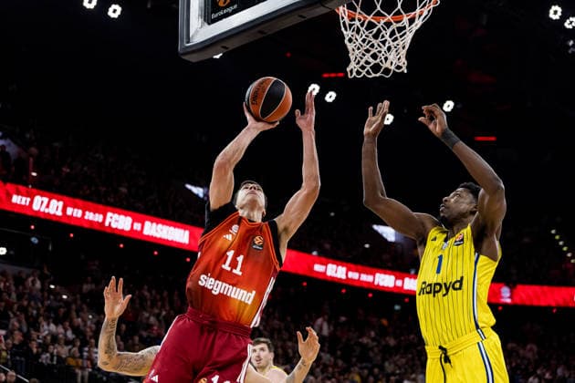 MUNICH, GERMANY - JANUARY 02: Vladimir Lucic (FC Bayern Muenchen, 11) with the ball, Jaylen Hoard (Maccabi Tapyd Tel Aviv, 1) during the Turkish Airlines EuroLeague match between FC Bayern Muenchen vs. Maccabi Tapyd Tel Aviv at SAP Garden on round 18 of Turkish Airlines EuroLeague on January 02, 2026 in Munich, Germany. Bavaria Germany Copyright: xSteffiexWunderlx