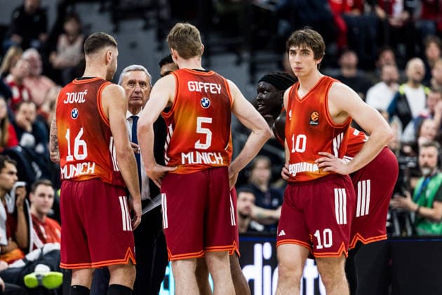 MUNICH, GERMANY - JANUARY 02: Svetislav Pesic (Headcoach FC Bayern Muenchen) calls his team together during a referee check during the Turkish Airlines EuroLeague match between FC Bayern Muenchen vs. Maccabi Tapyd Tel Aviv at SAP Garden on round 18 of Turkish Airlines EuroLeague on January 02, 2026 in Munich, Germany. Bavaria Germany Copyright: xSteffiexWunderlx