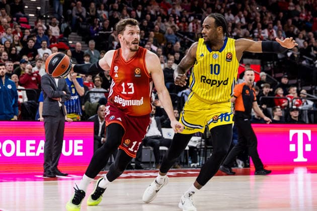 MUNICH, GERMANY - JANUARY 02: Andreas Andi Obst (FC Bayern Muenchen, 13) controls the ball, O Shae J Brissett (Maccabi Tapyd Tel Aviv, 10) during the Turkish Airlines EuroLeague match between FC Bayern Muenchen vs. Maccabi Tapyd Tel Aviv at SAP Garden on round 18 of Turkish Airlines EuroLeague on January 02, 2026 in Munich, Germany. Bavaria Germany Copyright: xSteffiexWunderlx