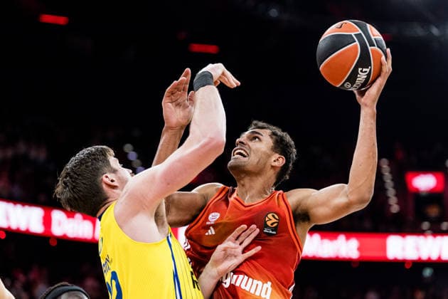 MUNICH, GERMANY - JANUARY 02: TJ Leaf (Maccabi Tapyd Tel Aviv, 22), Oscar da Silva (FC Bayern Muenchen, 1) with the ball during the Turkish Airlines EuroLeague match between FC Bayern Muenchen vs. Maccabi Tapyd Tel Aviv at SAP Garden on round 18 of Turkish Airlines EuroLeague on January 02, 2026 in Munich, Germany. Bavaria Germany Copyright: xSteffiexWunderlx