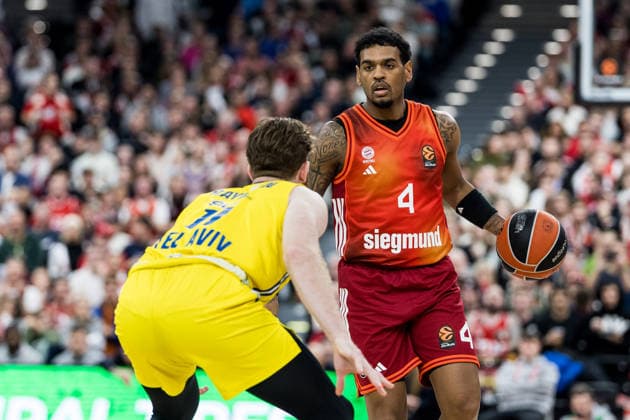 MUNICH, GERMANY - JANUARY 02: William Rayman (Maccabi Tapyd Tel Aviv, 11), Xavier Rathan-Mayes (FC Bayern Muenchen, 4) with the ball during the Turkish Airlines EuroLeague match between FC Bayern Muenchen vs. Maccabi Tapyd Tel Aviv at SAP Garden on round 18 of Turkish Airlines EuroLeague on January 02, 2026 in Munich, Germany. Bavaria Germany Copyright: xSteffiexWunderlx