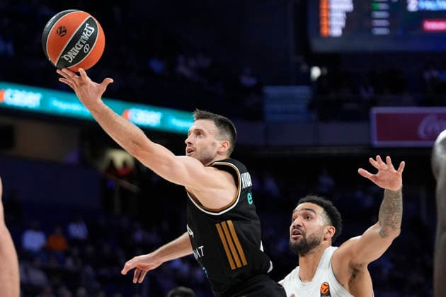 REAL MADRID v DUBAI BASKETBALL. EUROLEAGUE 2025 2026. REGULAR SEASON. ROUND 19. Real Madrid s Try Lyles (r) and Dubai Basketball s Aleksa Avramovic during Euroleague Regular Season Round 19 match. January 2, 2026. (ALTERPHOTOS Acero) MadridSpain  Copyright: xAcerox