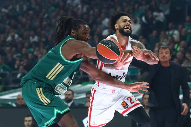 EuroLeague Basketball, Panathinaikos AKTOR Athens vs Olympiacos Piraeus - Kenneth Faried, 35 of Panathinaikos AKTOR Athens competes with Tyler Dorsey, 22 of Olympiacos Piraeus during the EuroLeague Regular Season Round 19 match between Panathinaikos Aktor Athens and Olympiacos Piraeus at Telekom Center Athens on January 02, 2026 in Athens, Greece. ATHENS Greece Copyright: xOnexInchxProductionsx 6797657
