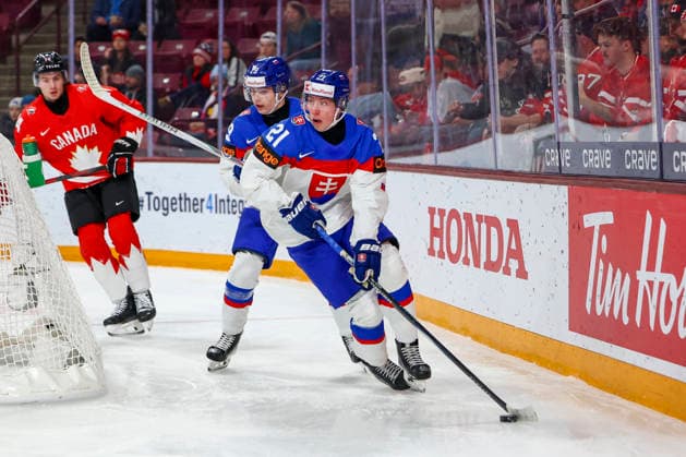 January 2, 2026, Minneapolis, Minnesota, United States: Slovakia forward ADAM NEMEC (21) carries the puck behind the net. Canada and Slovakia faced off in the quarterfinal round of the IIHF World Junior Championship on January 2nd. Canada was victorious 7-1. Minneapolis United States - ZUMAt166 20260102_zsp_t166_083 Copyright: xMichaelxTurnerx