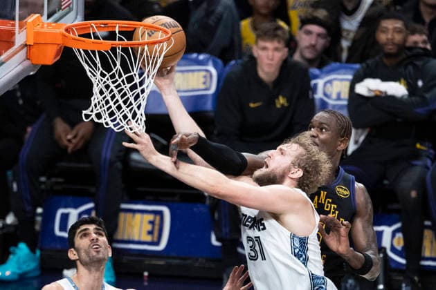 January 2, 2026, Los Angeles, California, USA: Memphis Grizzlies Jock Landale (31) goes to the basket under pressure from Los Angeles LakersÃ¢â‚¬â ¢ Deandre Ayton (5) during an NBA, Basketball Herren, USA basketball game at Crypto.com Arena on Friday, Jan. 2, 2026 in Los Angeles. Los Angeles USA - ZUMAc68_ 20260102_zaf_c68_003 Copyright: xRingoxChiux